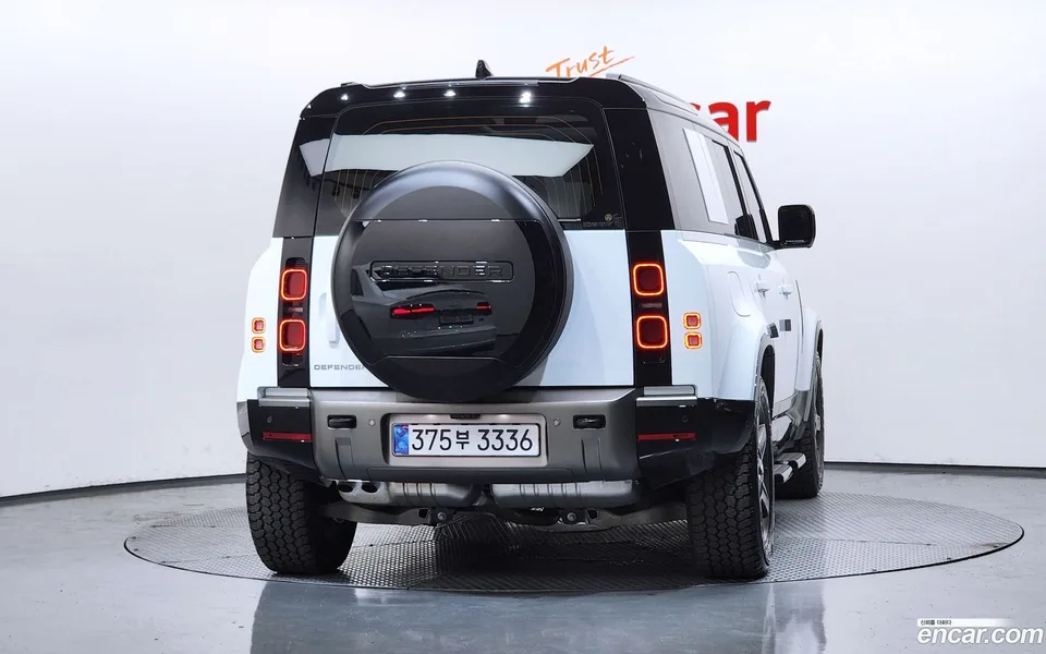 Land Rover Defender 110 D250 X- SE 2025 — thumbnail 4