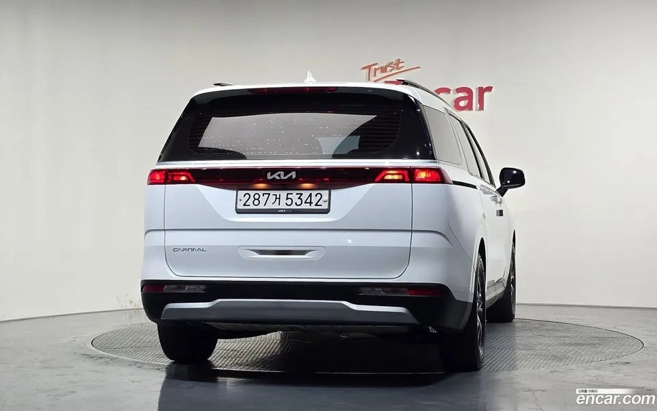Kia Carnival 9 2023 — thumbnail 4