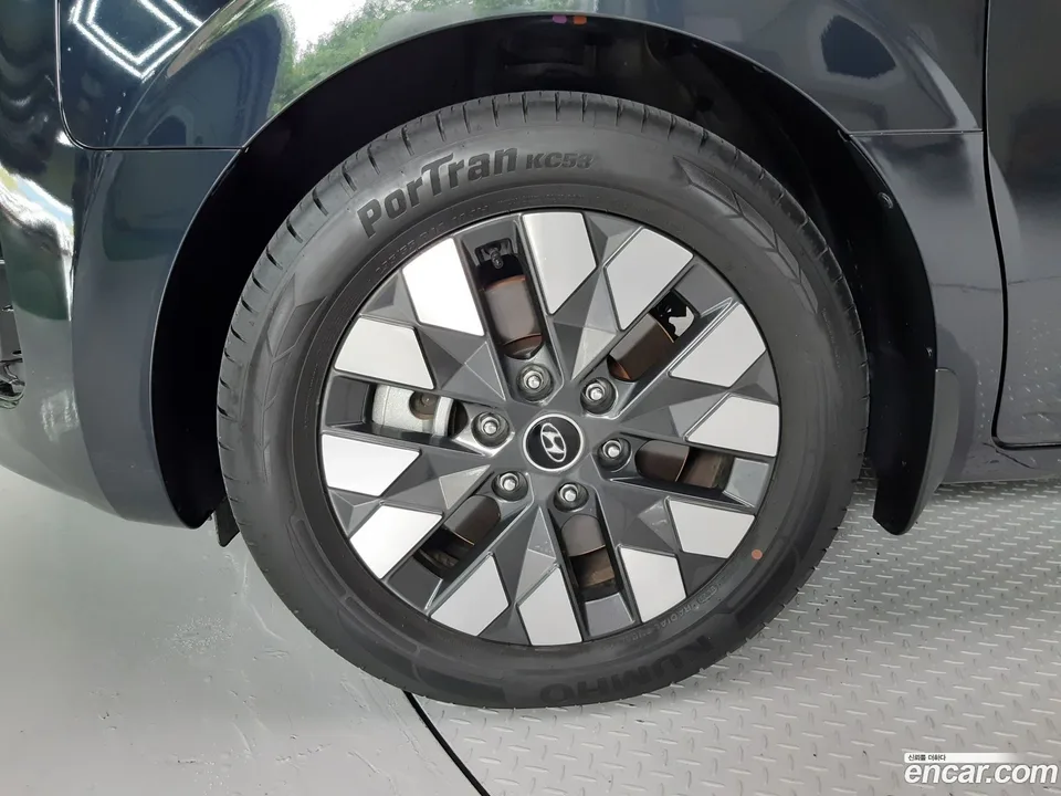 Hyundai Staria 4WD 7 2023 — thumbnail 5