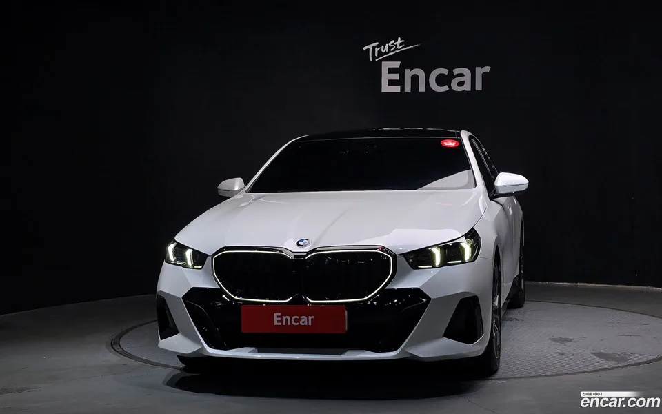 BMW 5 Series 520i 2025 — thumbnail 3