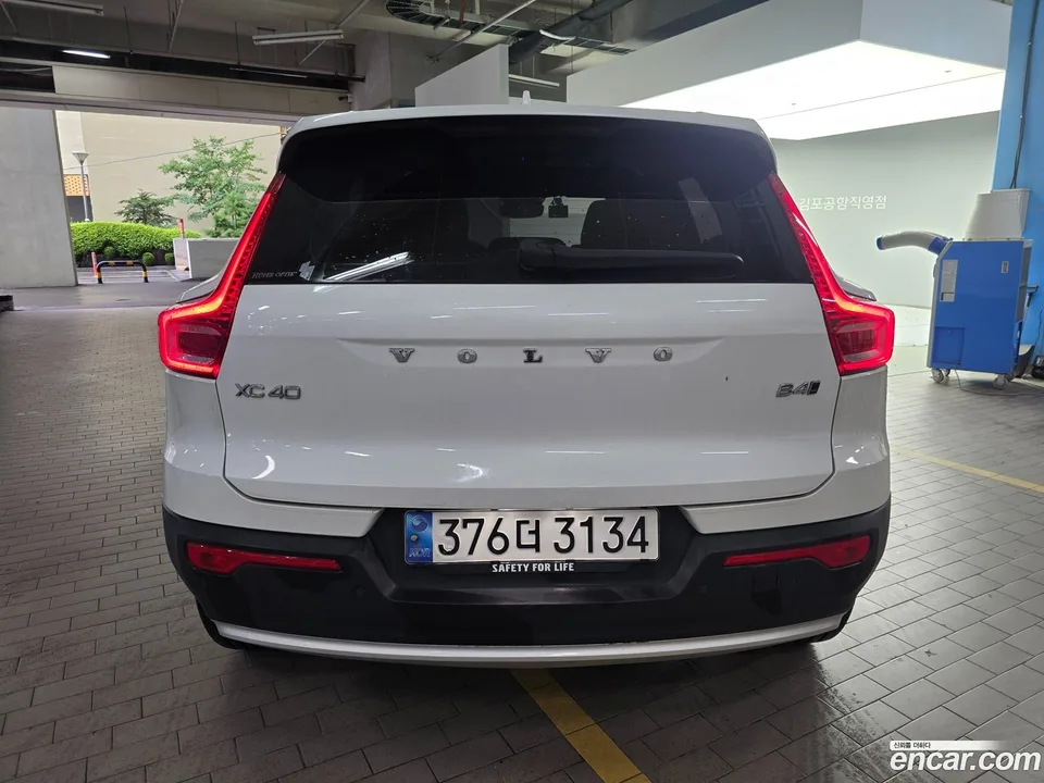 Volvo XC40 B4 2022 — thumbnail 3