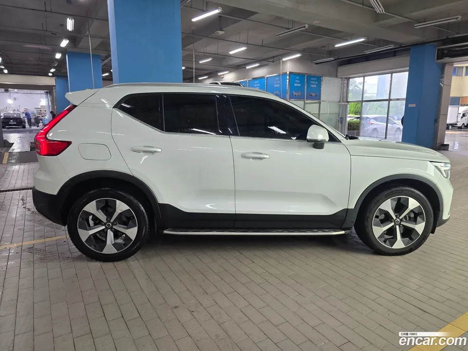 Volvo XC40 B4 2022 — thumbnail 4