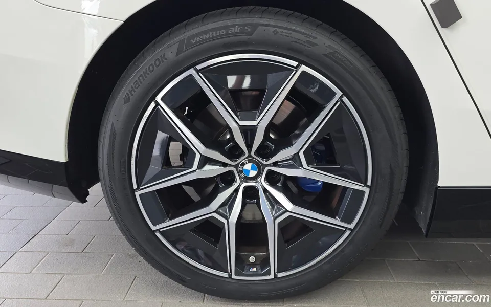 BMW 5 Series 520i M 2023 — thumbnail 2