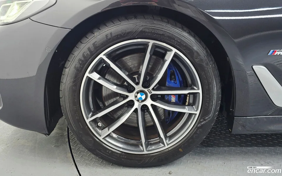 BMW 5 Series 520i M 2022 — thumbnail 2