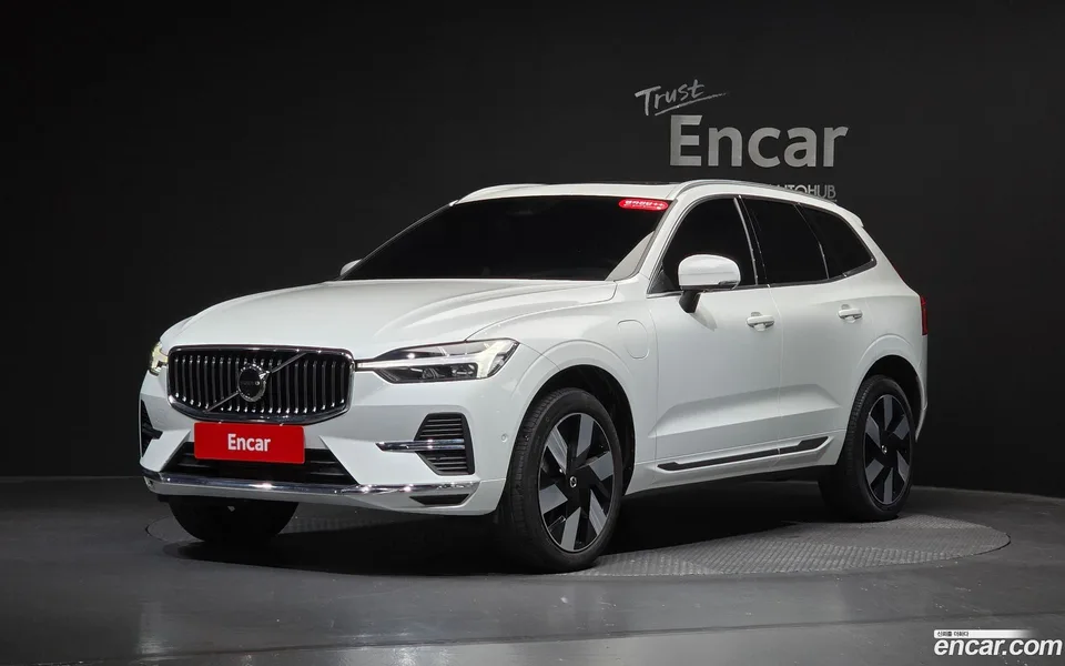 Volvo XC60 T8 2025 — photo 1, buy with delivery to Moscow