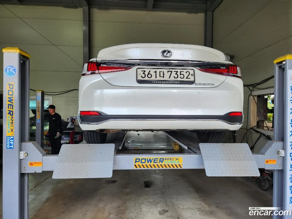 Lexus ES 300h 2024 — thumbnail 2
