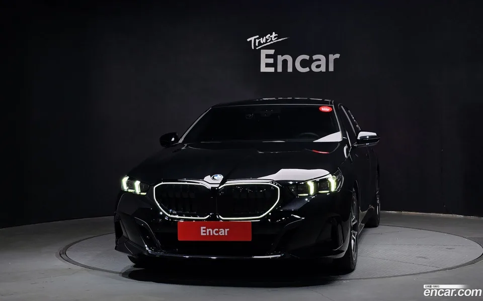 BMW 5 Series 520i 2025 — thumbnail 3