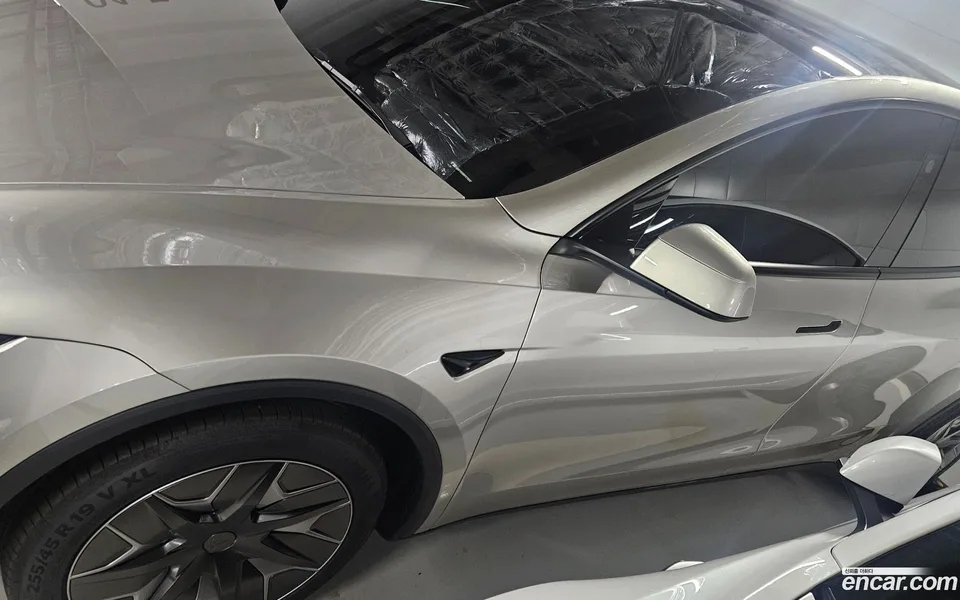 Tesla Model Y L AWD 2026 — thumbnail 2