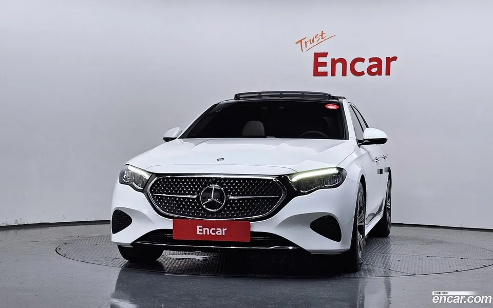 Mercedes-Benz E-Class E200 2025 — thumbnail 3