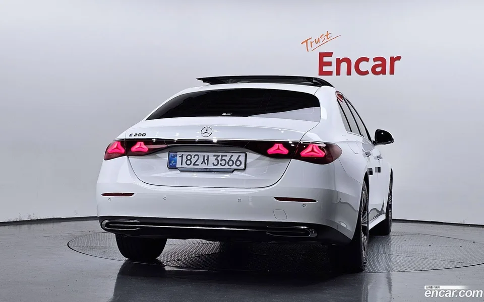 Mercedes-Benz E-Class E200 2025 — thumbnail 4