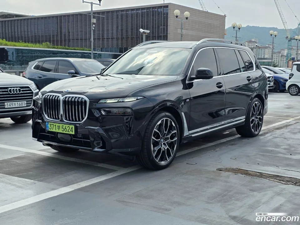BMW X7 xDrive 40i M 6 2025 — photo 1, buy with delivery to Moscow