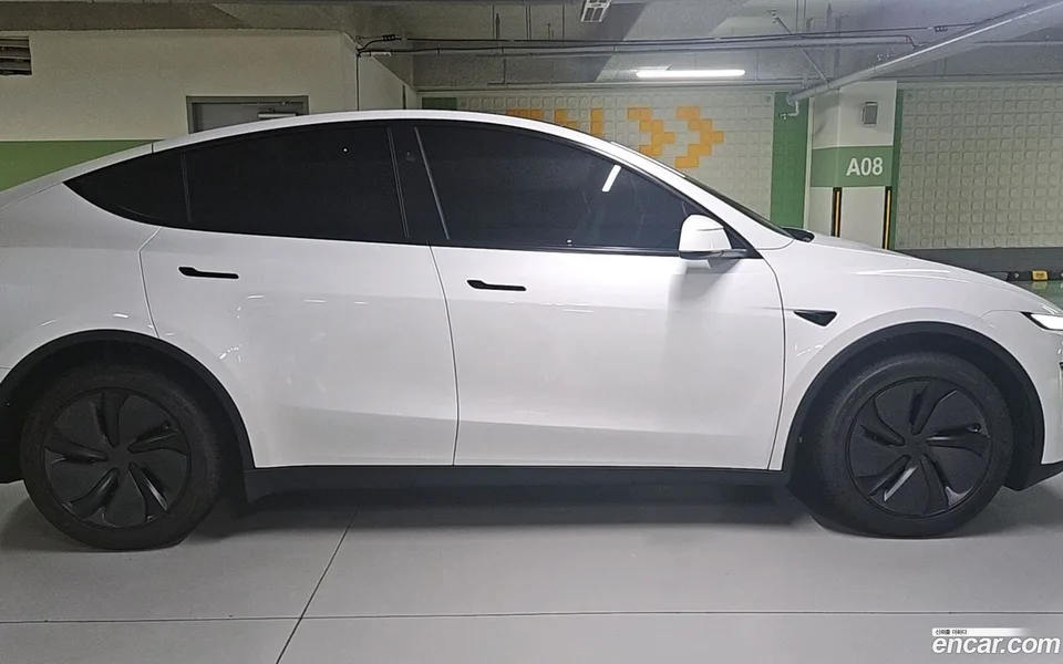 Tesla Model Y RWD 2026 — thumbnail 3