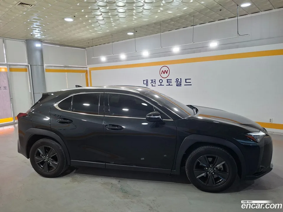 Lexus UX 300h 2.0 2WD 2024 — thumbnail 2