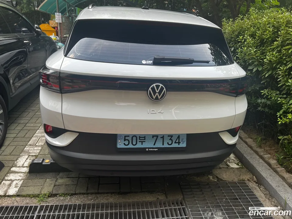 Volkswagen ID.4 2023 — photo 1, buy with delivery to Moscow