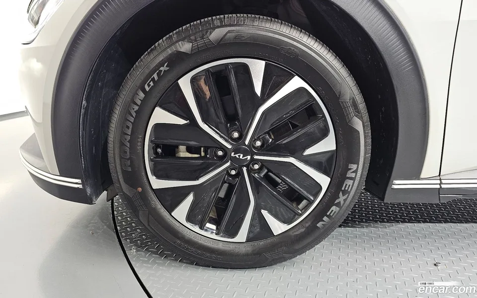 Kia EV6 2023 — thumbnail 2