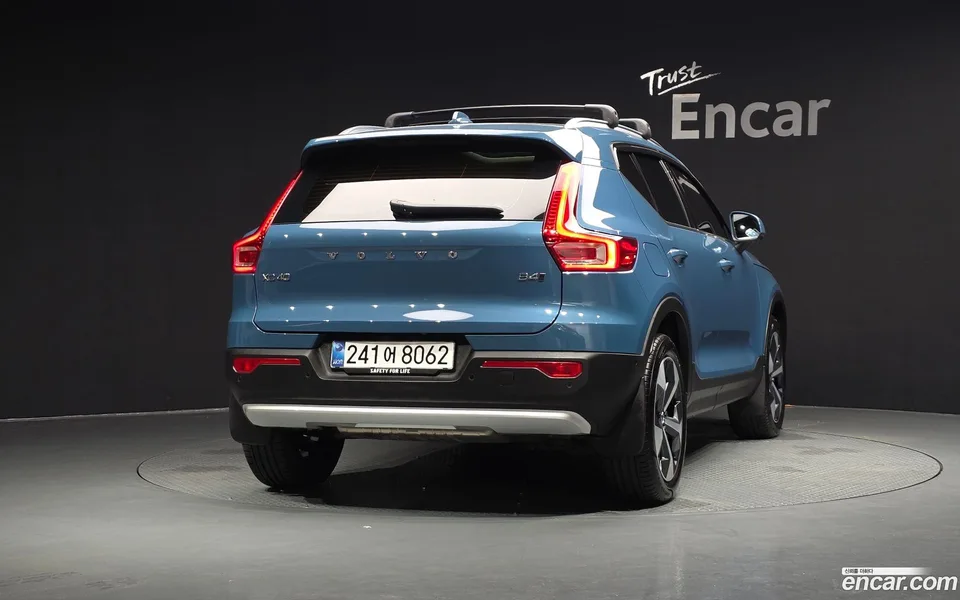 Volvo XC40 B4 2025 — thumbnail 4