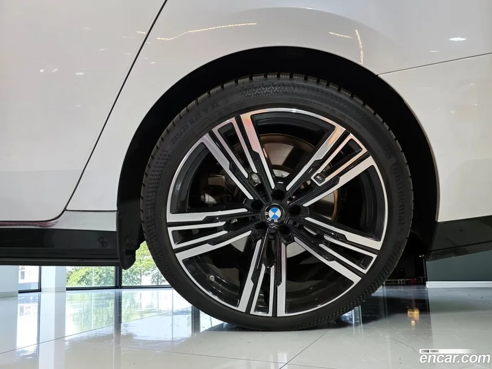 BMW 7 Series 750e xDrive M 2025 — thumbnail 2