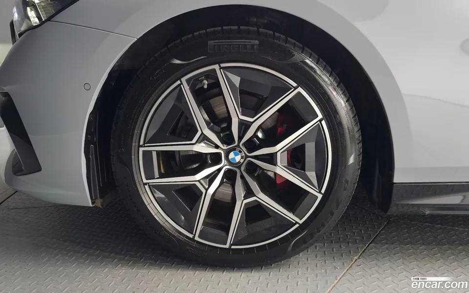 BMW 5 Series 520i 2025 — thumbnail 2