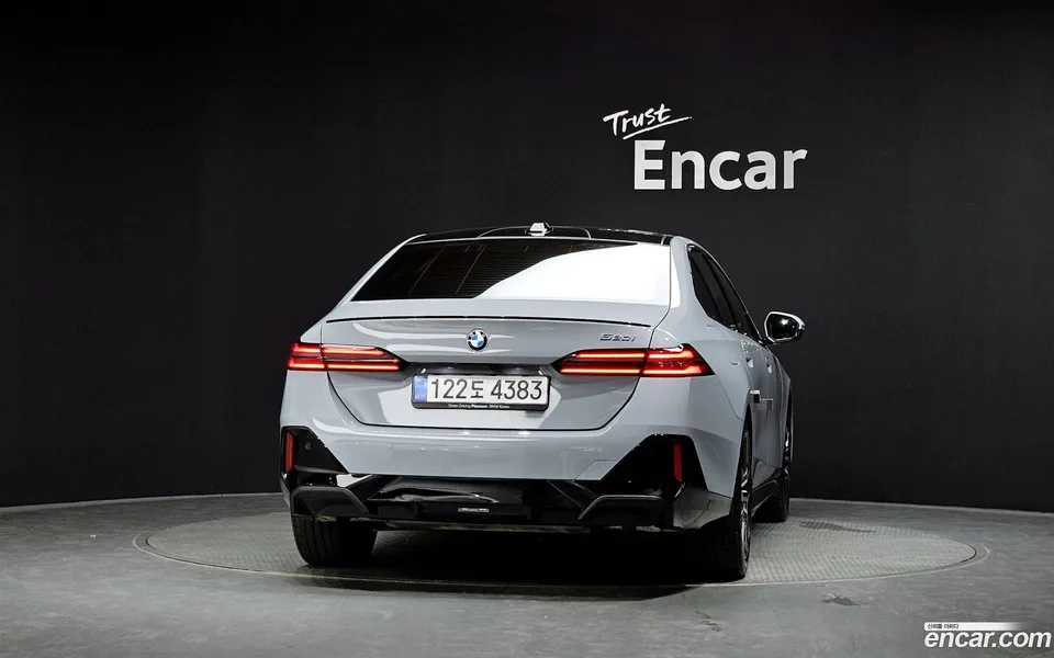 BMW 5 Series 520i 2025 — thumbnail 4