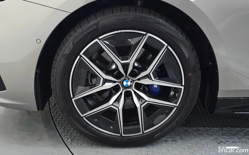 BMW 5 Series 520i M 2025 — thumbnail 2