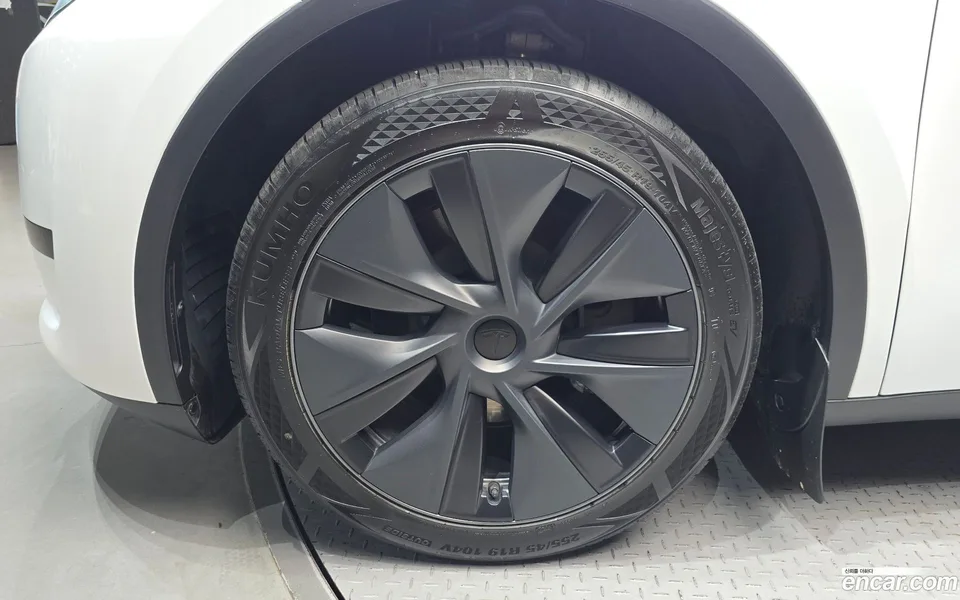 Tesla Model Y RWD 2024 — thumbnail 2