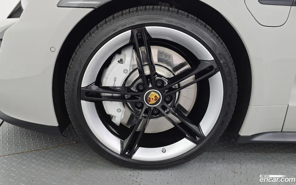 Porsche Taycan GTS 2022 — thumbnail 2