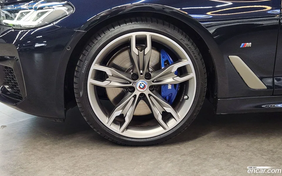 BMW 5 Series M550i xDrive 2023 — thumbnail 2