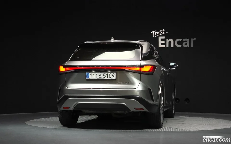 Lexus RX 350h 2023 — thumbnail 4