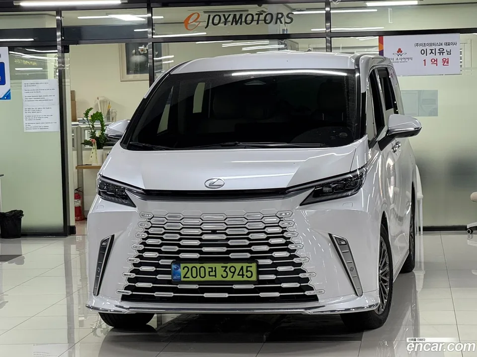 Lexus LM 500h 2025 — photo 1, buy with delivery to Moscow