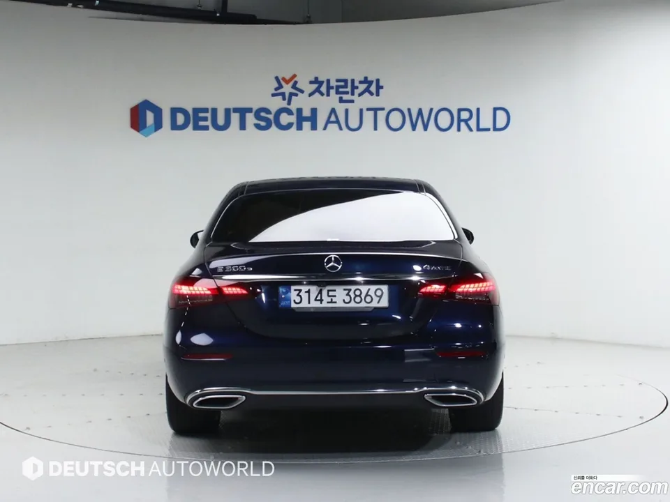 Mercedes-Benz E-Class E300e 4MATIC 2022 — thumbnail 4