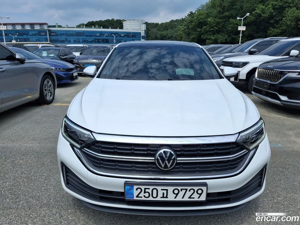 Volkswagen Jetta 1.5 TSI 2023 — photo 1, buy with delivery to Moscow