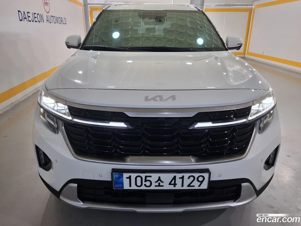 Kia Seltos 1.6 2WD 2023 — photo 1, buy with delivery to Moscow