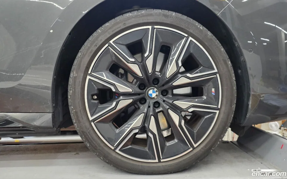 BMW i7 M70 xDrive M 2025 — thumbnail 2