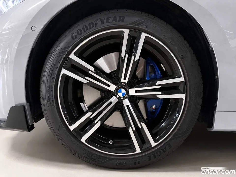 BMW 3 Series 320i M 2025 — thumbnail 2