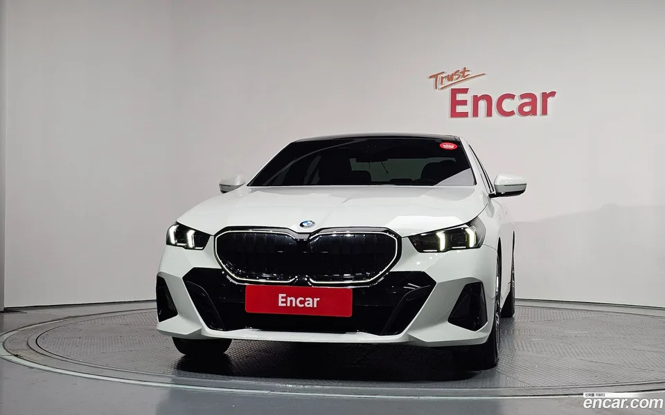 BMW 5 Series 520i 2024 — thumbnail 3