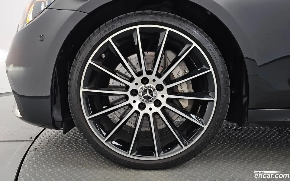 Mercedes-Benz E-Class E350 4MATIC AMG Line 2023 — thumbnail 2