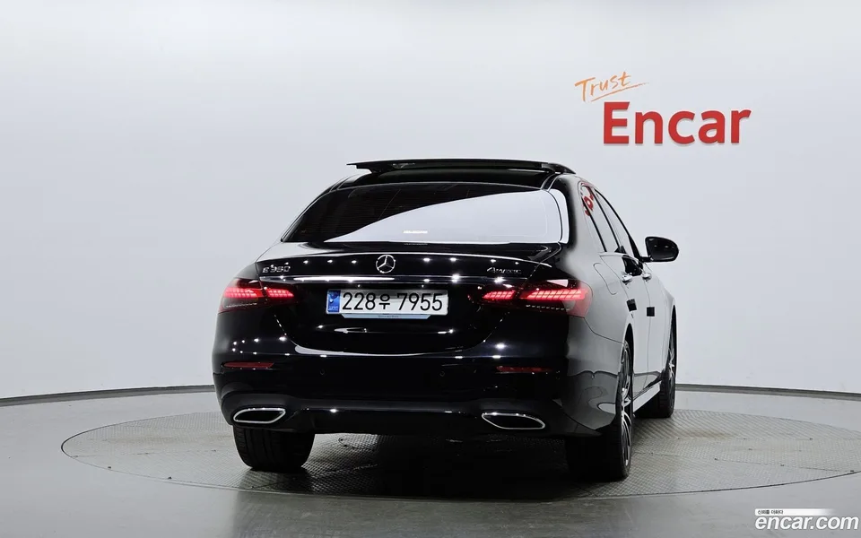 Mercedes-Benz E-Class E350 4MATIC AMG Line 2023 — thumbnail 4