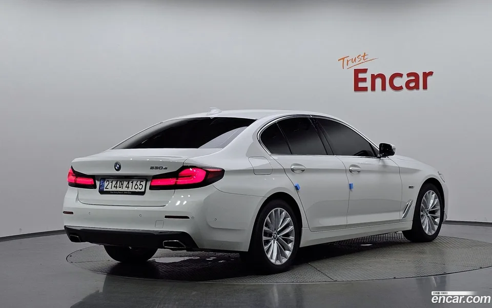 BMW 5 Series 530e 2022 — thumbnail 2