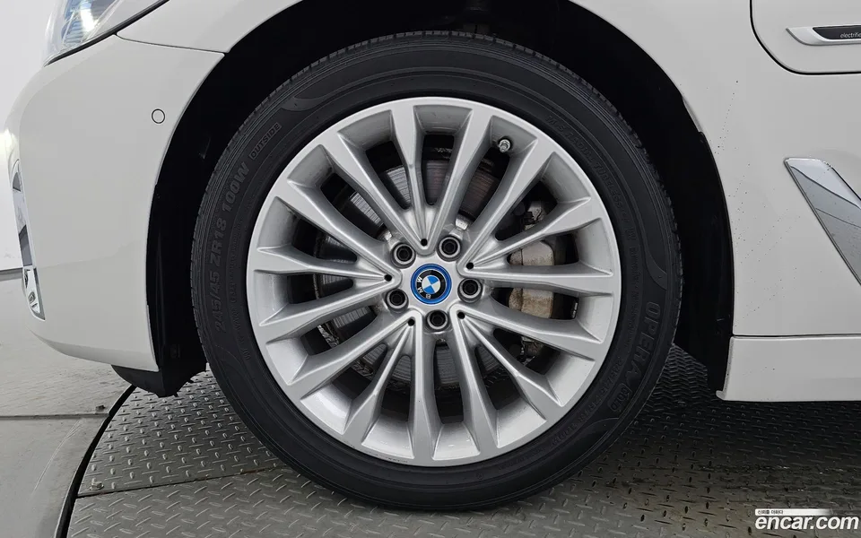 BMW 5 Series 530e 2022 — thumbnail 5