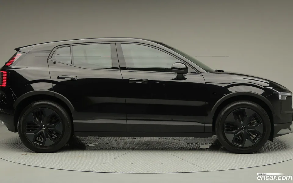 Volvo EX30 Cross Country 2025 — thumbnail 3