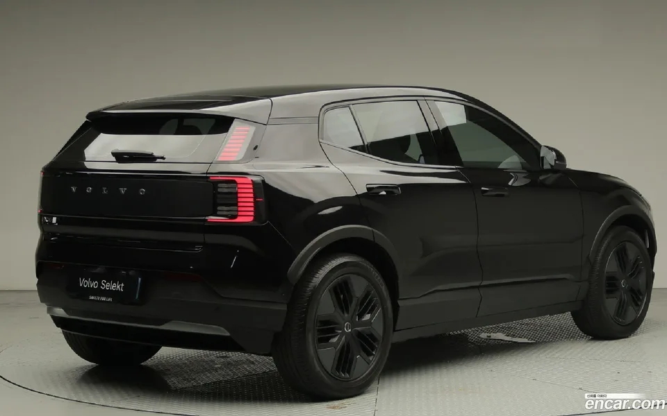 Volvo EX30 Cross Country 2025 — thumbnail 4