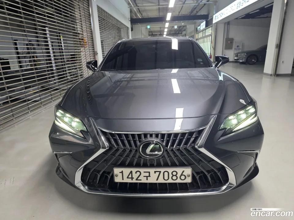 Lexus ES 300h 2023 — photo 1, buy with delivery to Moscow