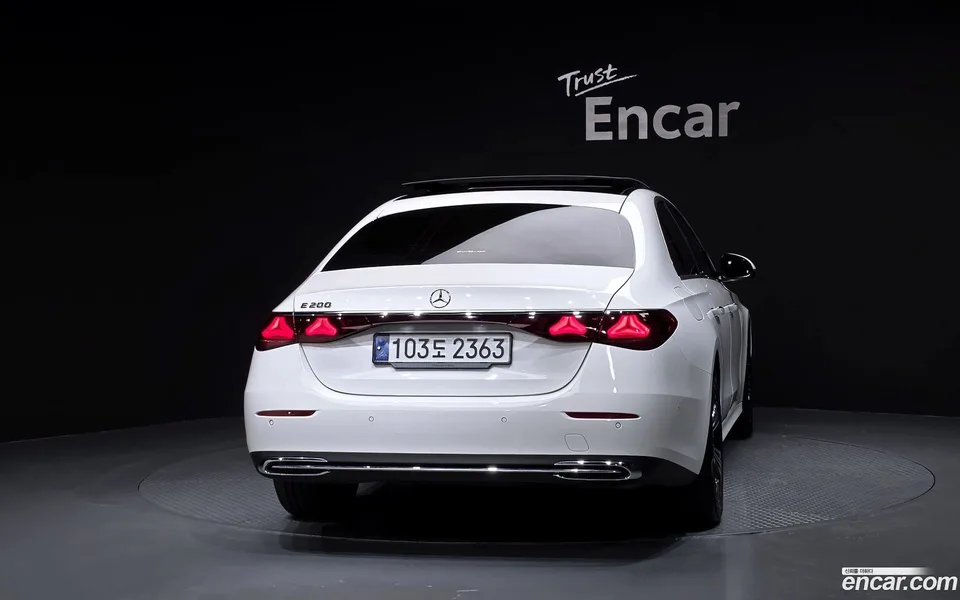 Mercedes-Benz E-Class E200 2024 — thumbnail 4
