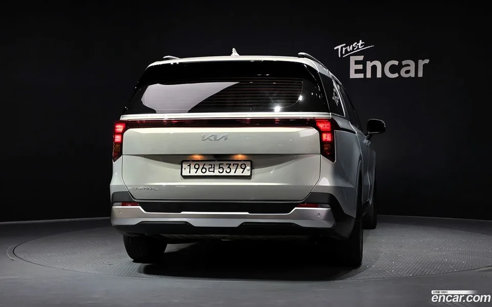 Kia Carnival 9 2023 — thumbnail 4
