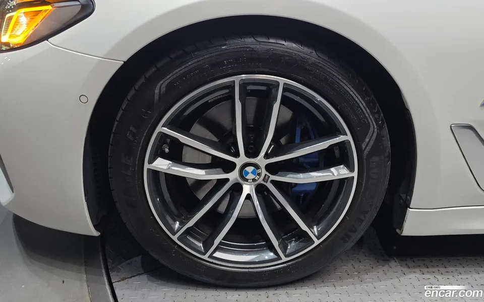 BMW 5 Series 520i M 2023 — thumbnail 2