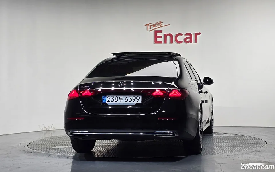 Mercedes-Benz E-Class E200 2024 — thumbnail 4