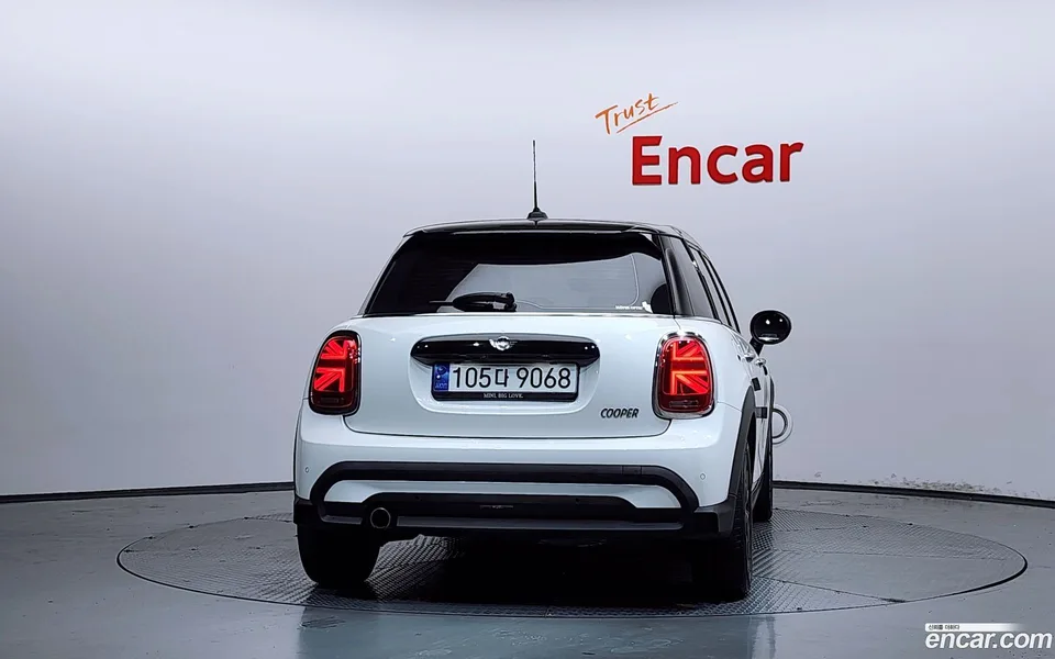 MINI Cooper 5 2023 — thumbnail 4