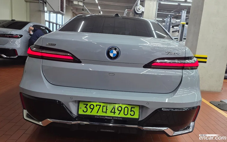 BMW 7 Series 750e xDrive M 2024 — thumbnail 2