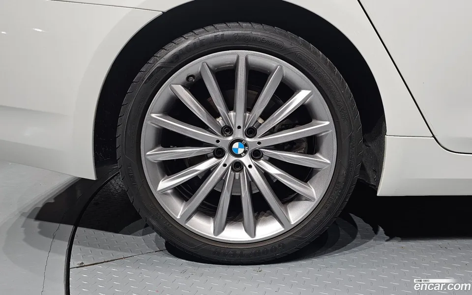 BMW 5 Series 530i xDrive 2023 — thumbnail 2