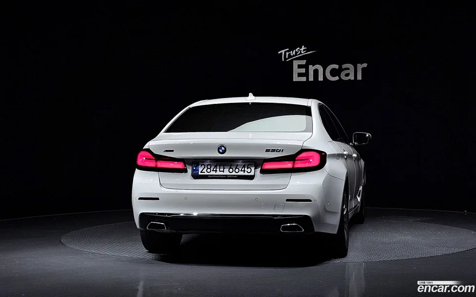 BMW 5 Series 530i xDrive 2023 — thumbnail 4